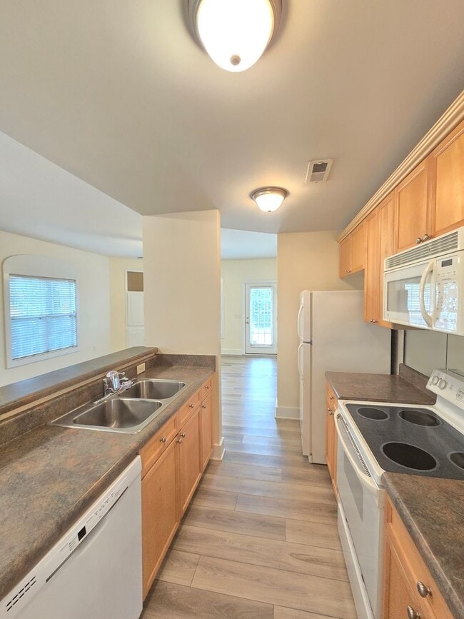 Building Photo - Trolley Path - MOVE IN SPECIAL - $500 OFF FIRST MONTH'S RENT - Minutes to Downtown WILM, Novant M...