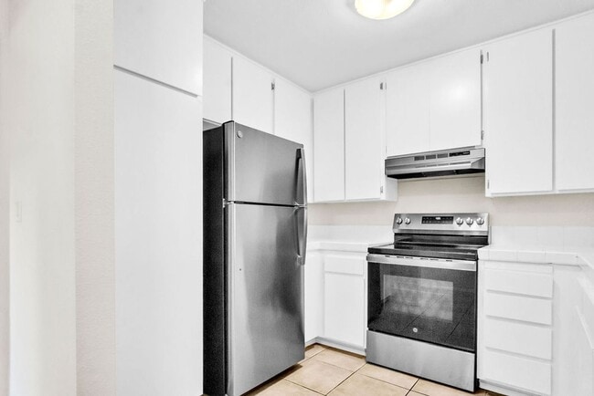 Building Photo - Great three bedroom townhome in UTC! Avail...