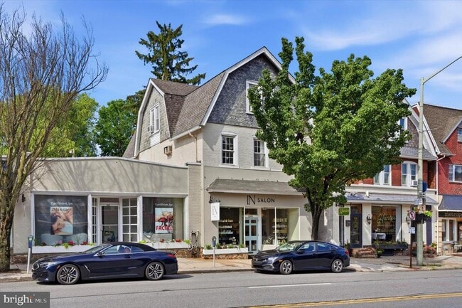 Building Photo - 1038 W Lancaster Ave