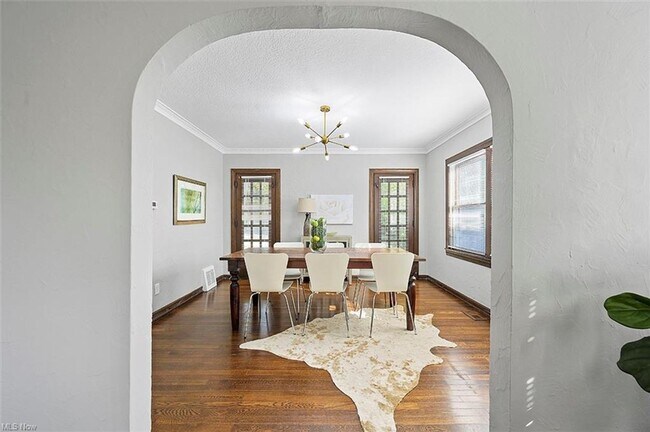 Building Photo - GORGEOUS Cleveland Hts Single Family - Ava...