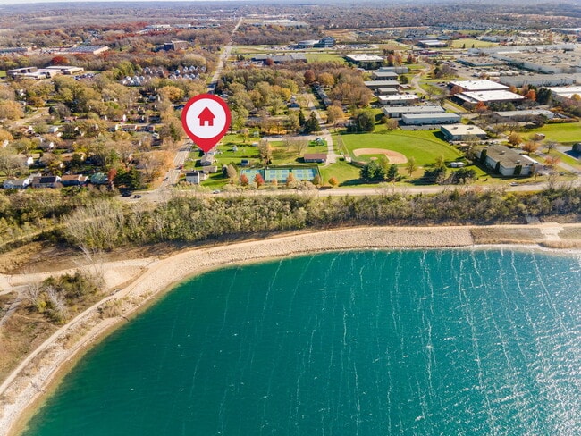 Building Photo - 5011-5013 Three Oaks Rd