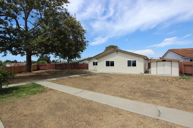 Building Photo - Beautiful 4 bedroom 2 bathroom home in Mira Mesa available now