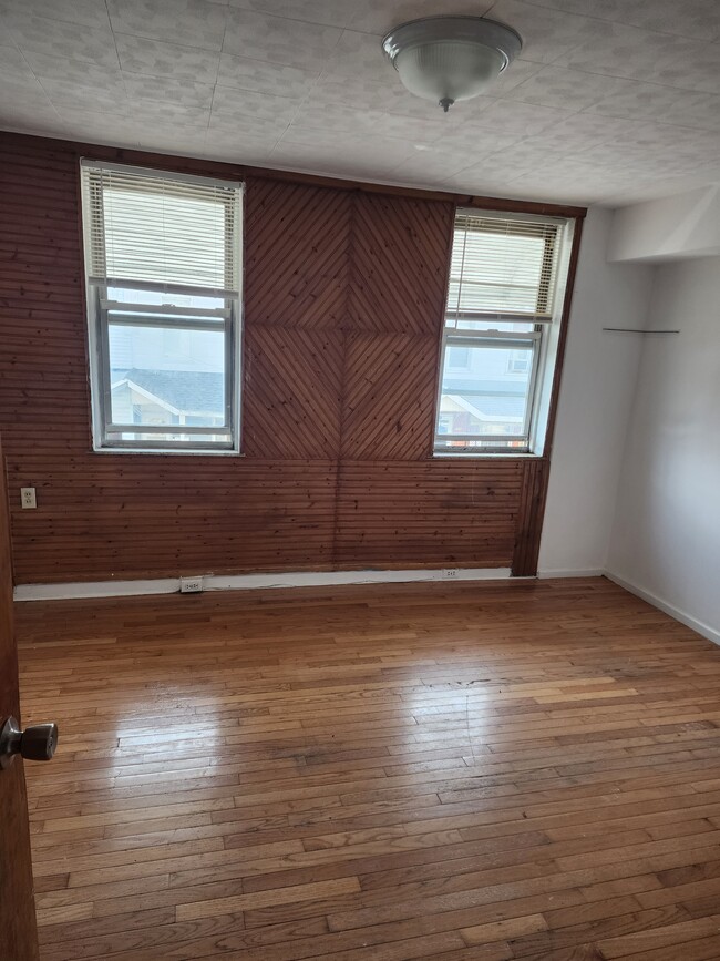 main bedroom - 2514 S Beulah St