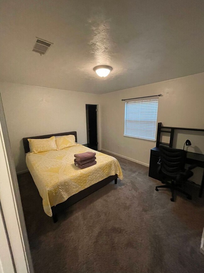 Building Photo - MOVE IN SPECIAL!! Super Cute 2 bedroom townhome!
