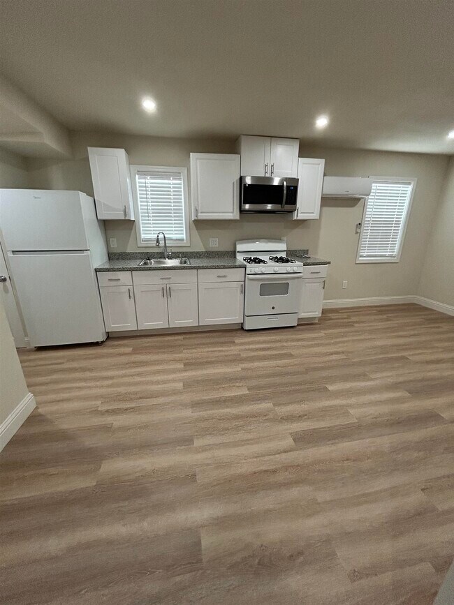 Building Photo - 1705 Sutter St