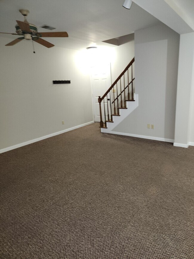 Building Photo - 841 Edgewood Dr