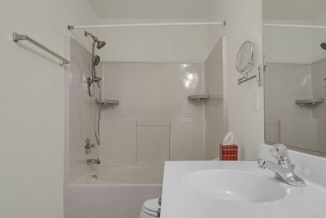 Building Photo - 215 Hemingway Cir