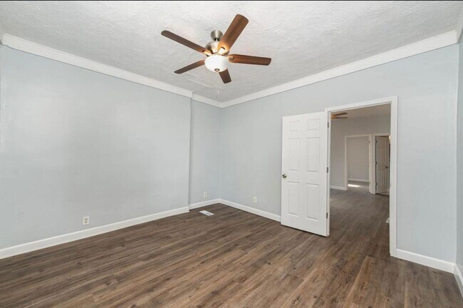 Building Photo - E. WALNUT HILLS - Cute 2 bed in upper of 2 family