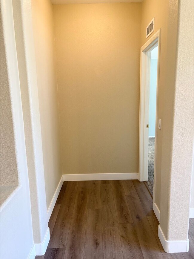 Building Photo - **BEAUTIFUL & SPACIOUS 3 BEDROOM/2 BATHROO...