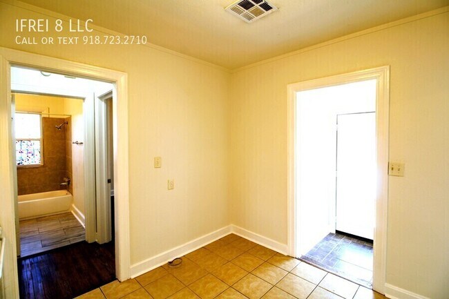 Building Photo - 2865 E Admiral Pl