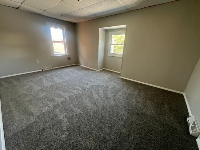 Building Photo - Large 4 bedroom 2 bath home with fenced in...