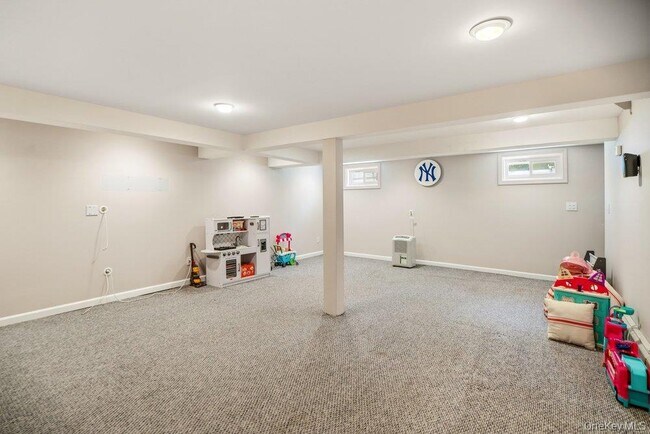 Building Photo - 8 Radnor Ct