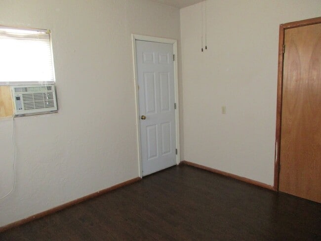 Building Photo - 1 bedroom duplex Across St.from SWOSU
