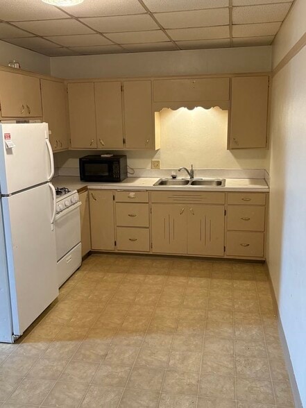 Primary Photo - 124 1/2 N Cedar Ave