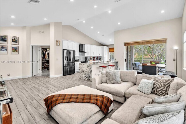 Building Photo - 8520 Vía Romana