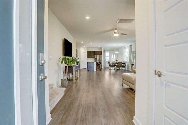 Building Photo - 113 Filifera Ct
