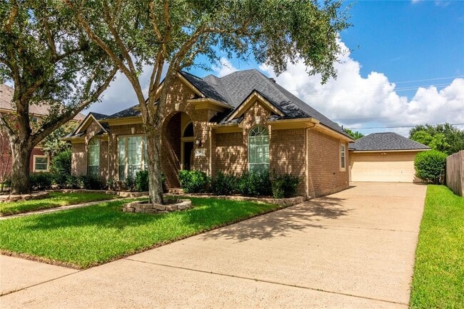 Building Photo - 2703 W Oaks Cir E
