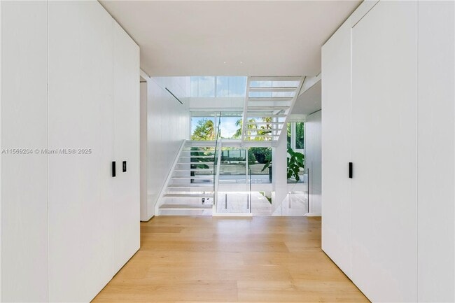 Building Photo - 440 S Mashta Dr