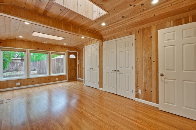 Building Photo - Wonderful 2 Beds, 2 Bath Home in Barron Park w/ Huge Private Yard