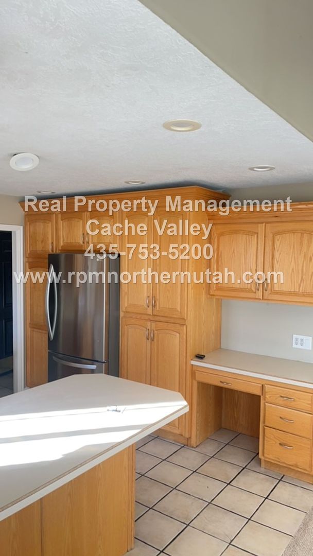 Building Photo - Beautiful 6 bedroom home available for immediate move in!