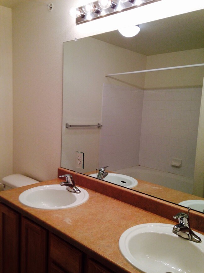 Building Photo - "Spacious 2-Bed, 2-Bath Condo Gem with Garage in Vibrant Denver Locale!"