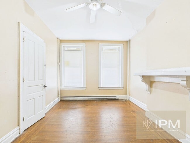 Primary Photo - 515 W King St