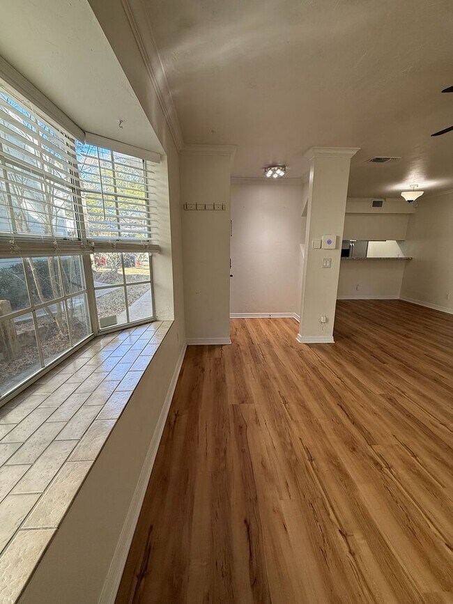 Building Photo - Spacious 2-bedroom, 1.5-bath end-unit townhouse in Carriage House