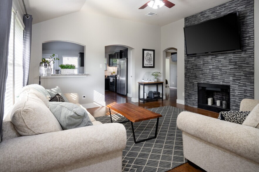 Building Photo - 1031 Fallbrook Loop