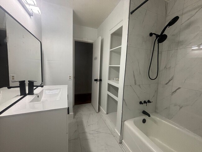 Building Photo - Spacious JHome in Southern Hills