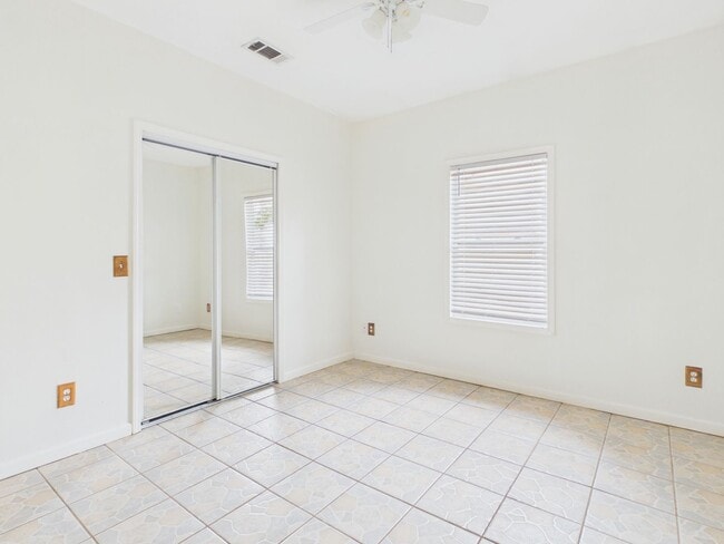 Building Photo - Nice 3 bedroom Duplex Rental