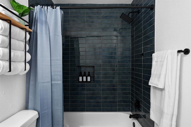 Building Photo - 1315 Southport Dr