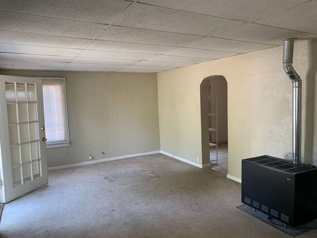 Building Photo - 2 Bedroom Unit in a Duplex Near The Lincol...