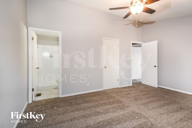Building Photo - 213 Hollyberry Ct