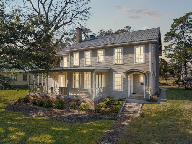 Primary Photo - Enchanting 4-bedroom, 3-bathroom historica...