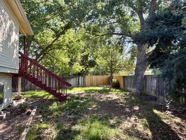 Building Photo - Charming Split-Level Oasis on a Quiet Cul-de-Sac Backing to Greenspace. New Carpet, New Paint and...