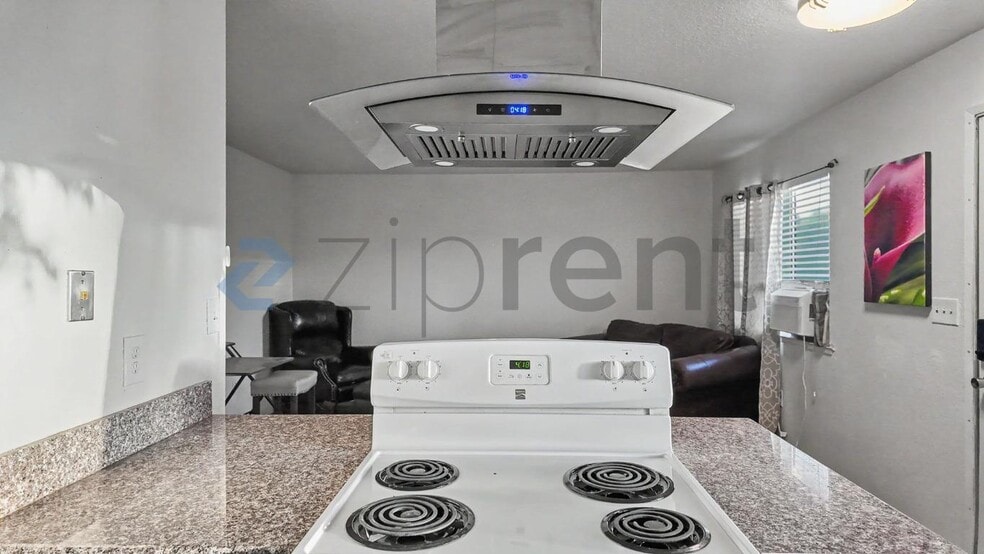 Building Photo - Unit D