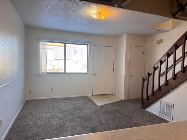 Building Photo - 2 Bed, 1 Bath, 2 Story Townhouse!!!
