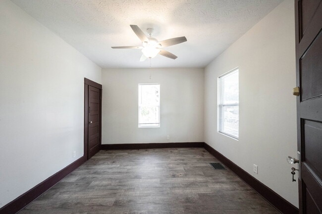 Building Photo - "Spacious 4-Bedroom Gem with 2 Full Baths ...