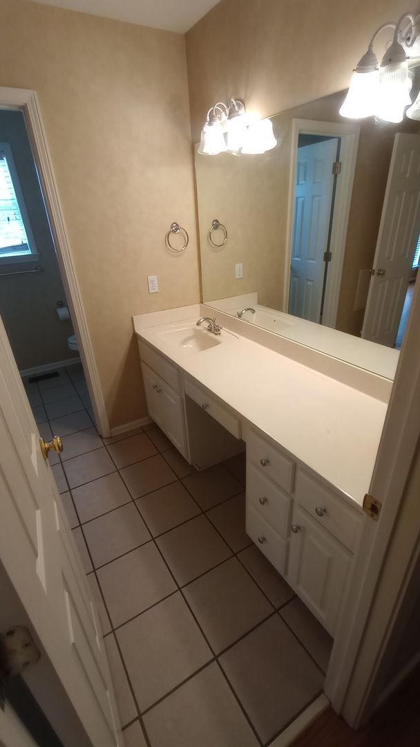 Building Photo - 4 bedroom 3 bath Home with Pickleball Cour...