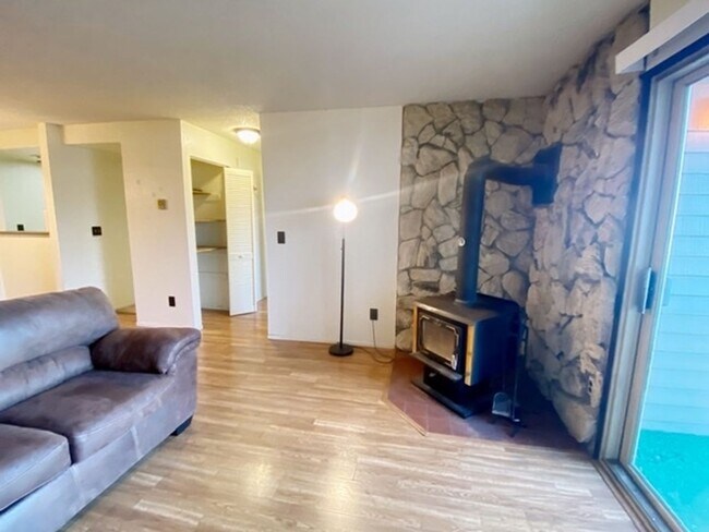 Building Photo - 4660 Reka Dr