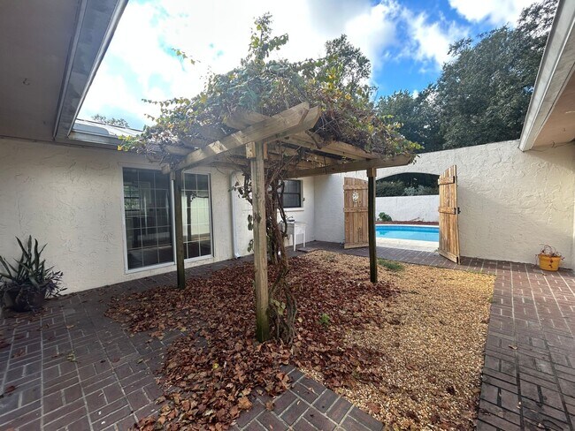 Building Photo - STUNNING 4BR/2BA Home with PRIVATE POOL & ...