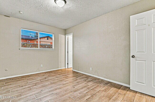 Building Photo - 11524 Meadowbrook Dr