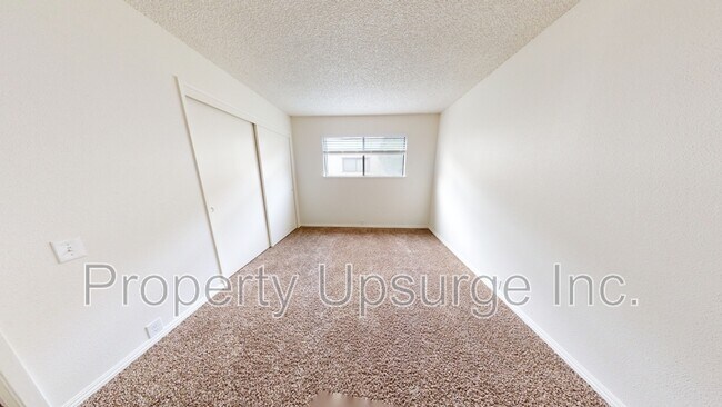 Building Photo - 905 Lakeside Dr