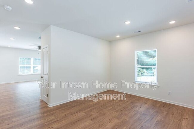 Building Photo - 2800 Mango Cir NW