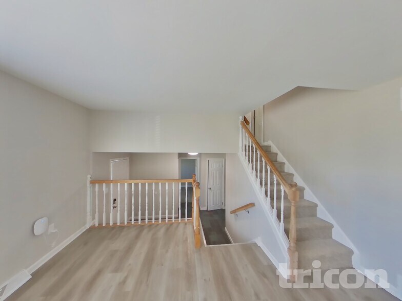 Building Photo - 33 Sioux Rd