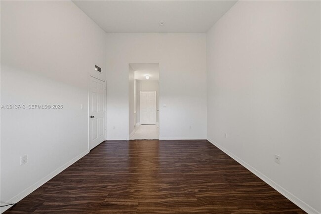 Building Photo - 3393 NE 11th Dr