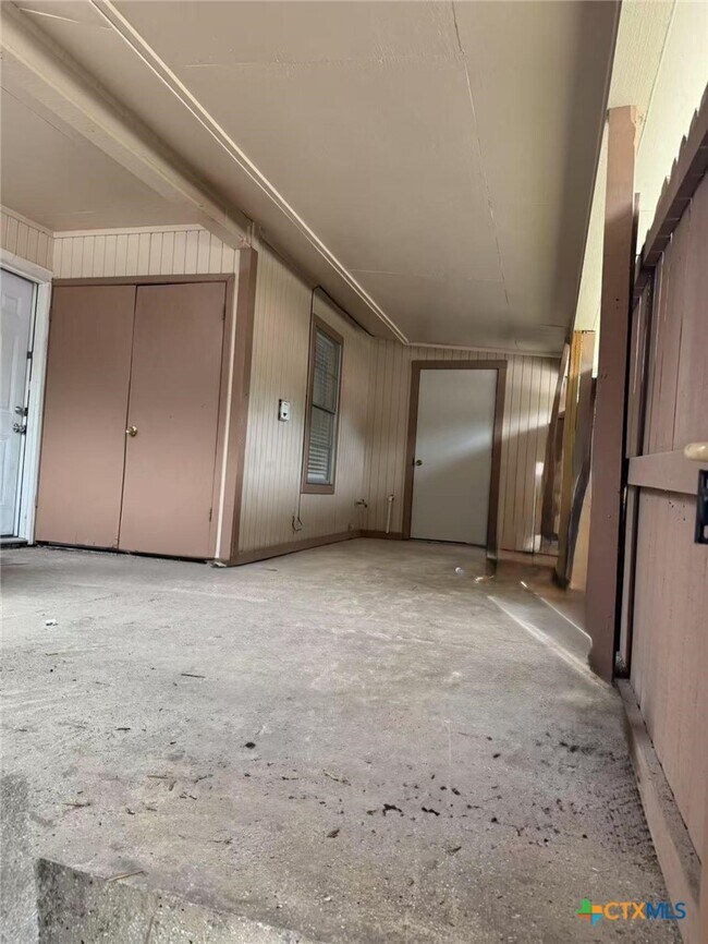 Building Photo - 1051 Country Club Dr