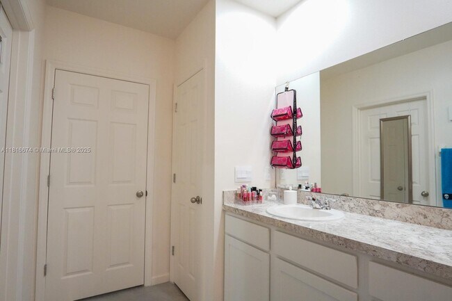 Building Photo - 10770 SW Vasari Way