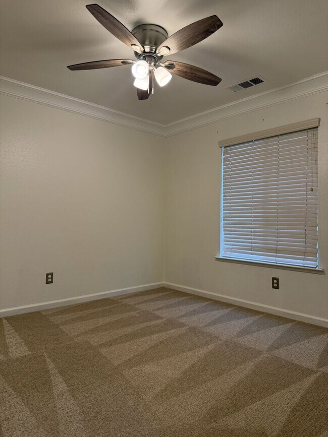 Building Photo - Lovely 5/3 with a desirable downstairs bedroom.