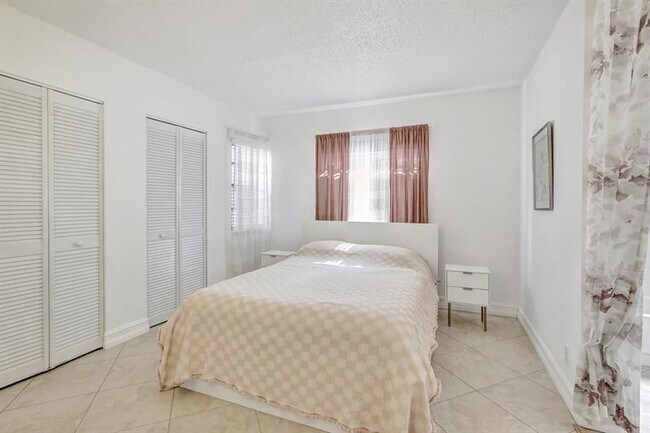 Building Photo - 9949 Twin Lakes Dr